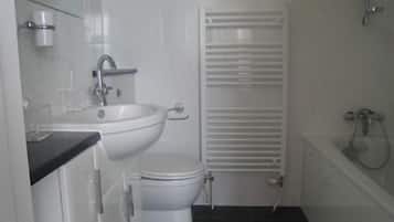 Henry, 1 King Bed, 1st Floor | Bathroom | Free toiletries, hair dryer, towels