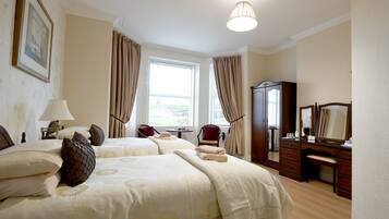 Kahden hengen standard-huone (kaksi sänkyä), kylpyhuone makuuhuoneen yhteydessä | Yksilöllisesti sisustettu, yksilöllisesti kalustettu, työpöytä