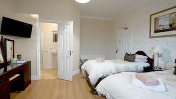 Habitación estándar con 2 camas individuales, baño en la habitación | Decoración personalizada, muebles diferentes y escritorio