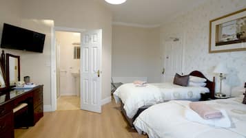 Standard Twin Room, Ensuite | Individually decorated, individually furnished, desk, blackout curtains