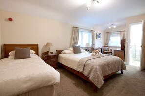 Deluxe Twin Room, Ensuite | Individually decorated, individually furnished, desk, blackout curtains