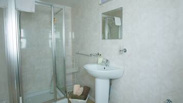 Kahden hengen deluxe-huone, kylpyhuone makuuhuoneen yhteydessä | Kylpyhuone | Suihku, ilmaiset hygieniatuotteet, hiustenkuivaaja, kylpytakit