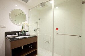 Shower, hair dryer, slippers, towels - Deja Vu Hotel (Taipei)