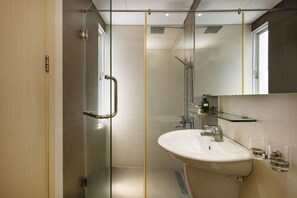 Buồng tắm vòi sen, dép đi trong nhà, chậu vệ sinh/vòi rửa, khăn tắm 
