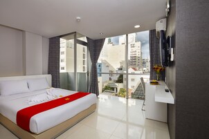 Habitación Deluxe doble | Caja fuerte, escritorio, cortinas opacas y wifi gratis