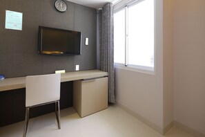 خزنة داخل الغرفة ومكتب وستائر تعتيم وواي فاي مجانًا