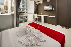 Deluxe Double Room | Peti besi dalam bilik, meja, langsir/tirai gelap terus, Wi-fi percuma 