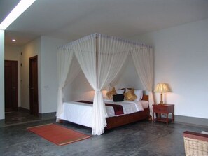 Premium bedding, pillow-top beds, minibar, in-room safe - Royal Mekong Boutique (Phnom Penh)