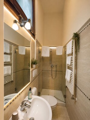Signature Single Room | Bathroom | Shower, rainfall showerhead, designer toiletries, hair dryer - Ca' Dei Polo (Venice)