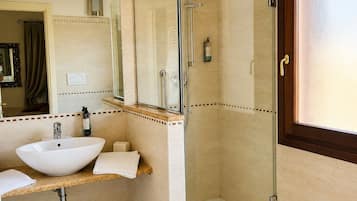 Junior Studio, Garden View | Bathroom