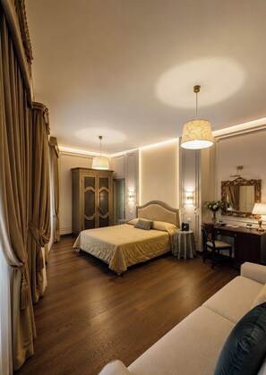 Junior Suite, Canal View | 1 bedroom, premium bedding, minibar, in-room safe - Ca' Dei Polo (Venice)