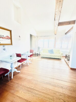 Coin salon dans le hall