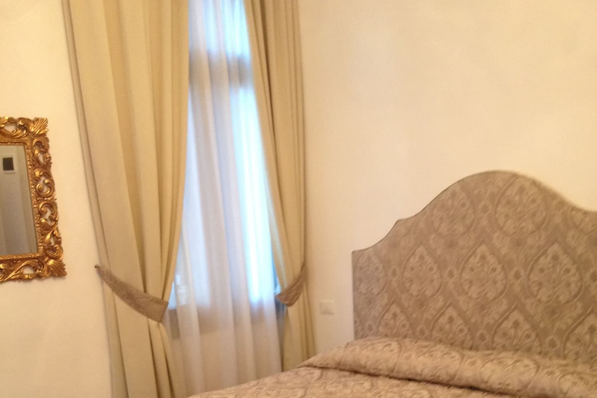 1 غرفة نوم وأغطية فراش متميزة وميني بار وخزنة داخل الغرفة