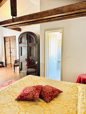 1 Schlafzimmer, hochwertige Bettwaren, Daunenbettdecken, Minibar