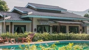 Kolam renang outdoor, dengan payung kolam renang dan kursi berjemur