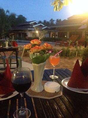 Frokost og lunsj serveres, thailandske retter, utsikt mot bassenget