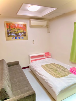 Small Double Room | Desk, free WiFi