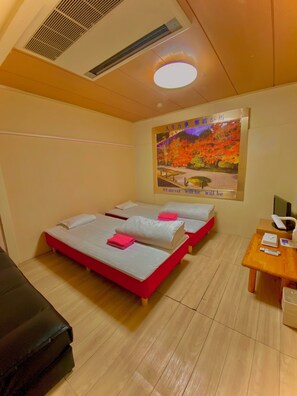 Desk, free WiFi - Hotel Hoshi Kai Kan (Tokyo)