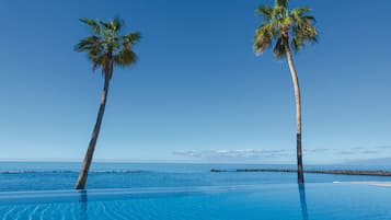 3 piscines extérieures, parasols de plage