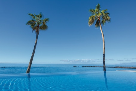 3 piscinas al aire libre, sombrillas