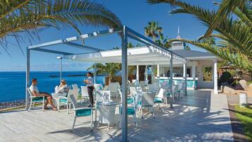 Bar junto a la alberca