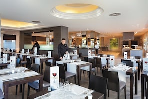 2 restaurants, breakfast, dinner served; Spanish cuisine
