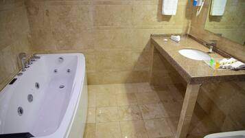 Apartamento, 1 habitación | Baño | Secador de pelo, albornoces, zapatillas y bidé