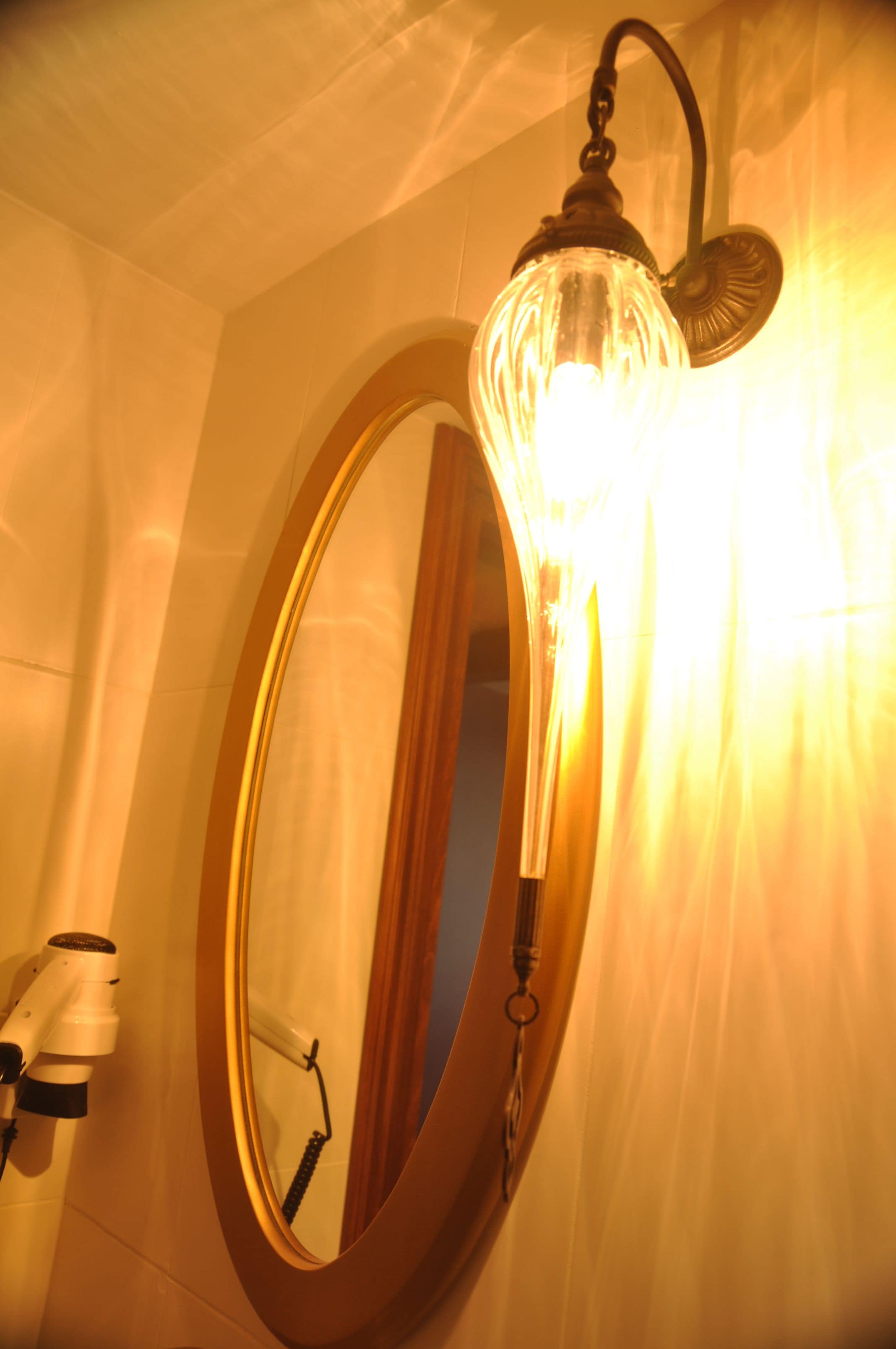 combined shower/bathtub, deep-soaking bathtub, free toiletries