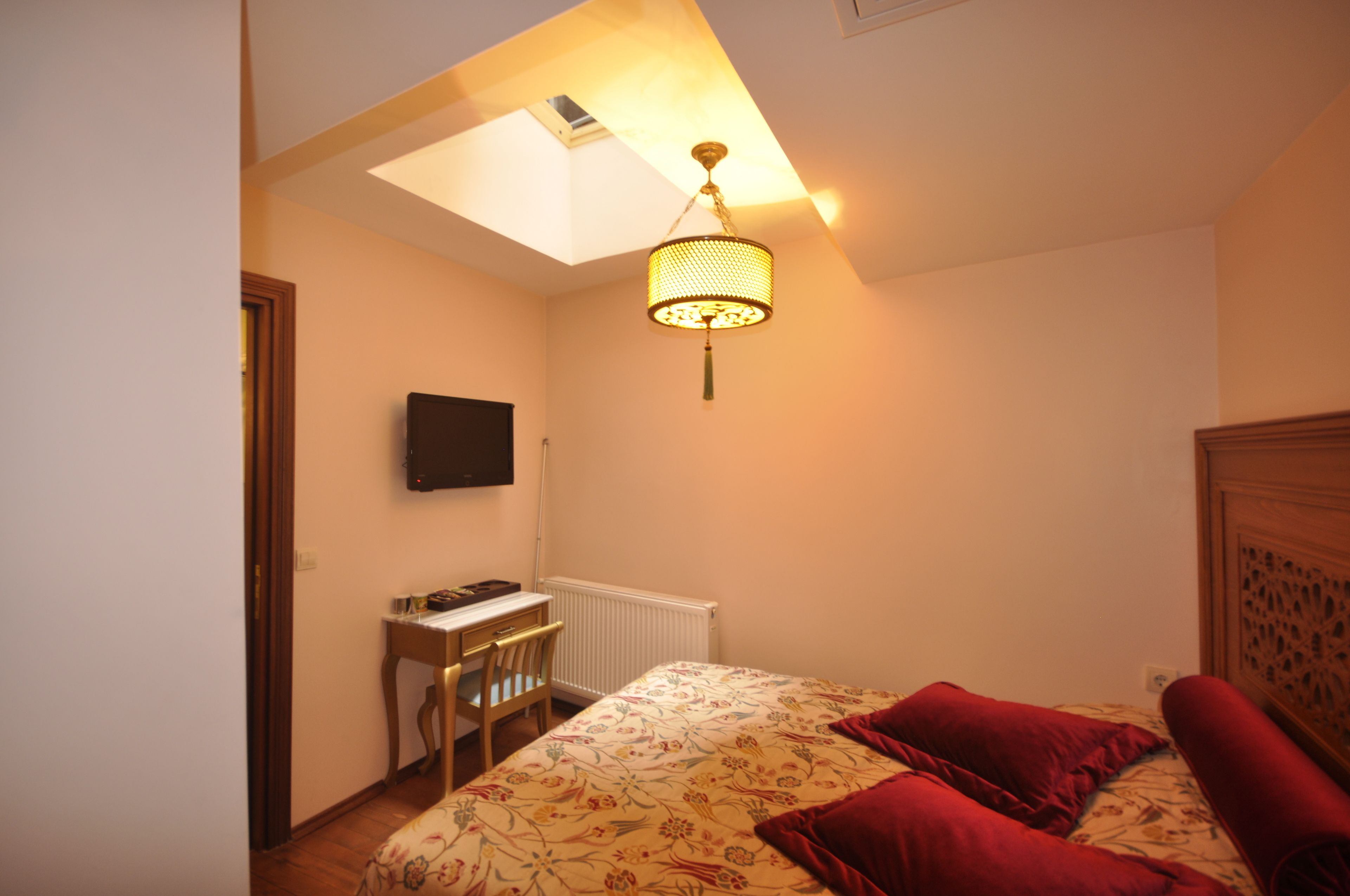 standard single room | 1 bedroom, in-room safe, individually decorated, individually furnished