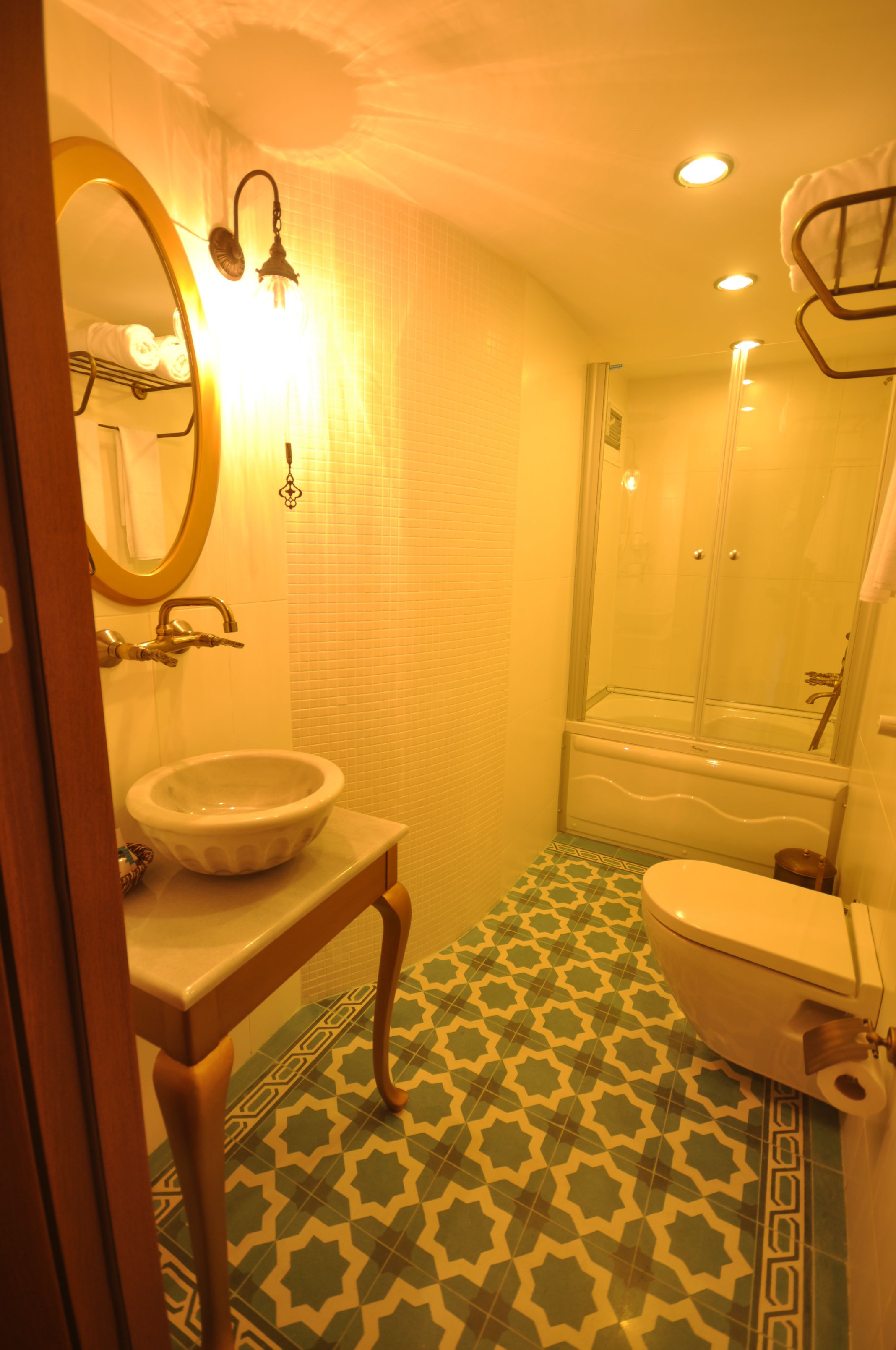 combined shower/bathtub, deep-soaking bathtub, free toiletries