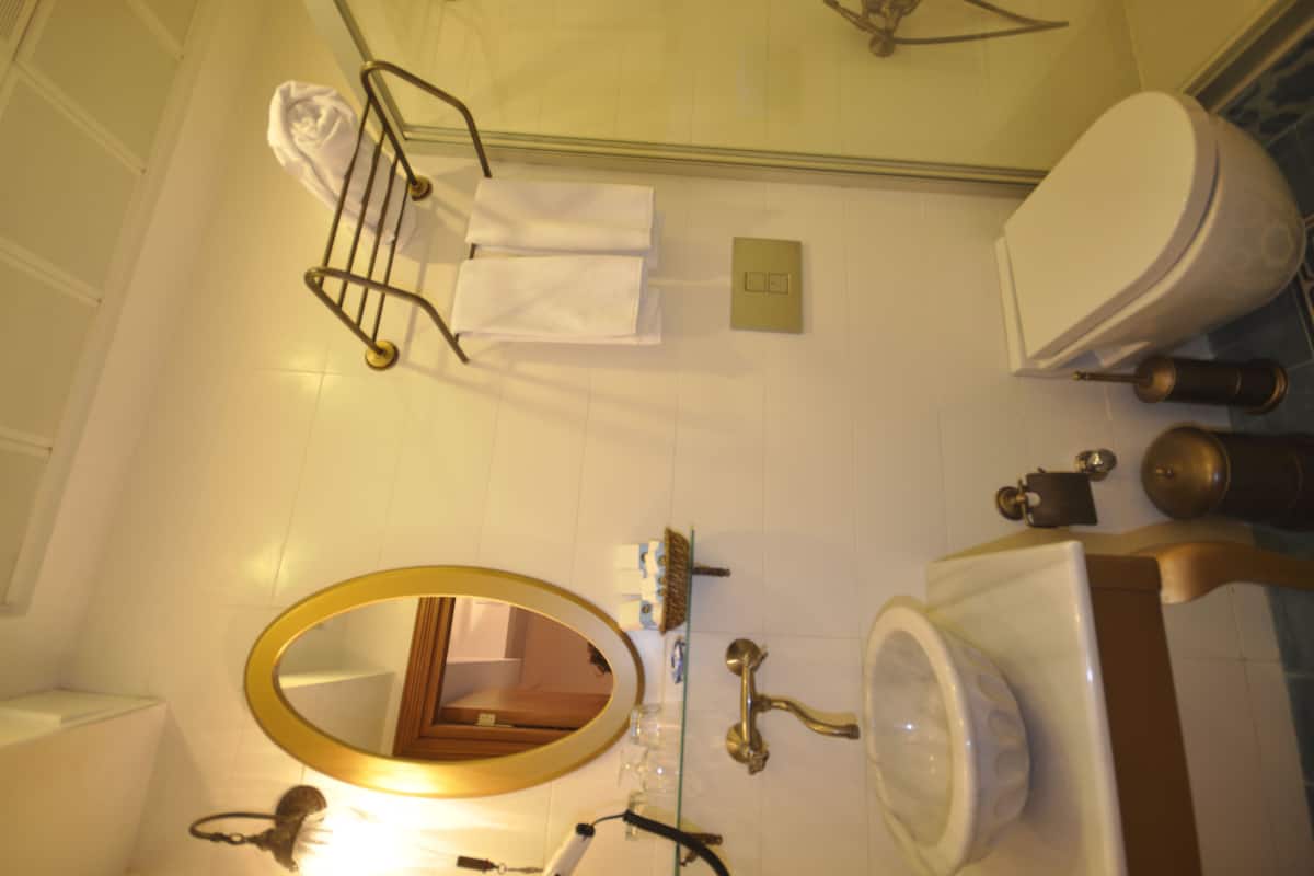 Duschwanne, Komfortbadewanne, kostenlose Toilettenartikel, Haartrockner