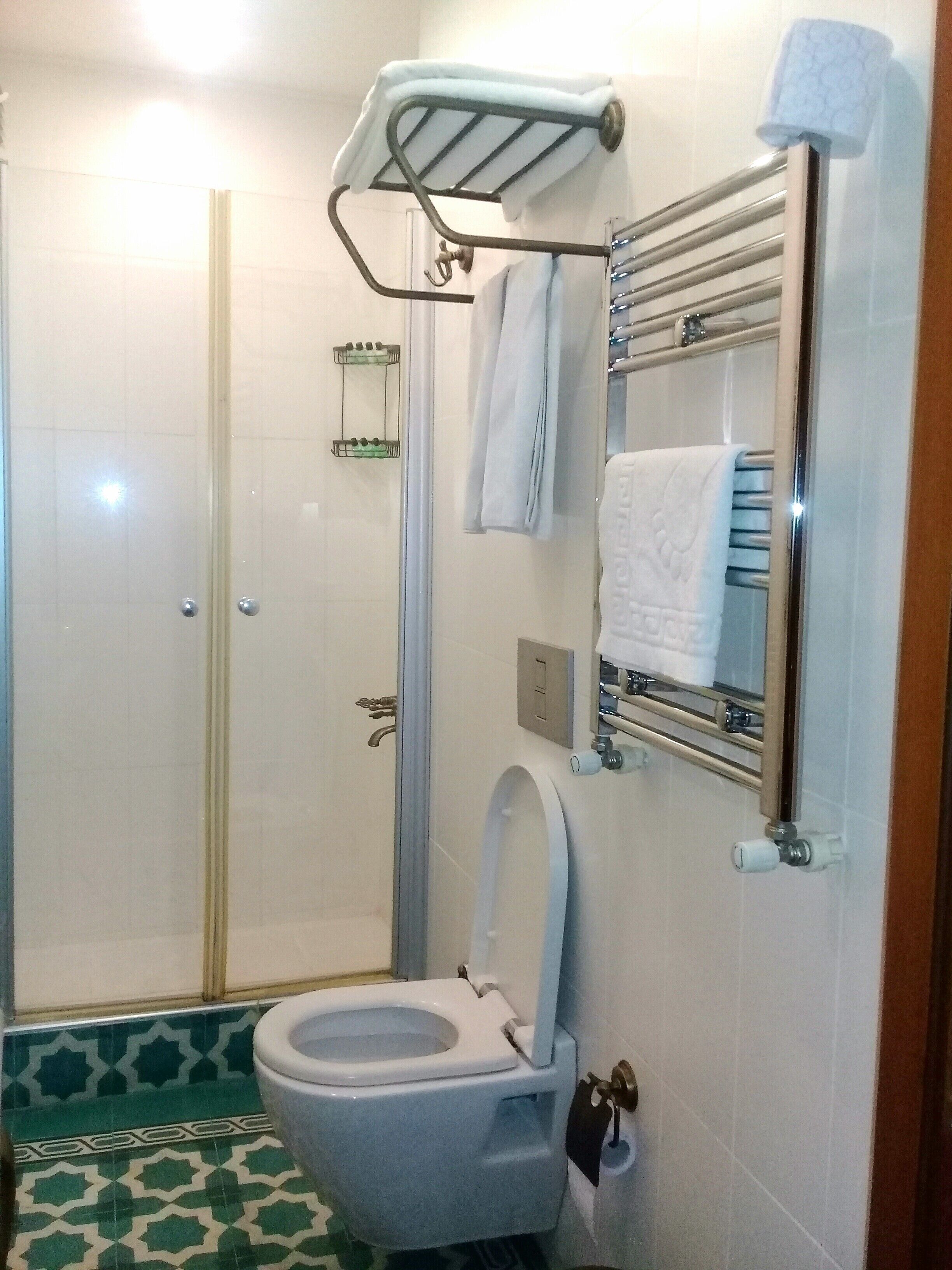 economy triple room | bathroom | combined shower/bathtub, deep-soaking bathtub, free toiletries
