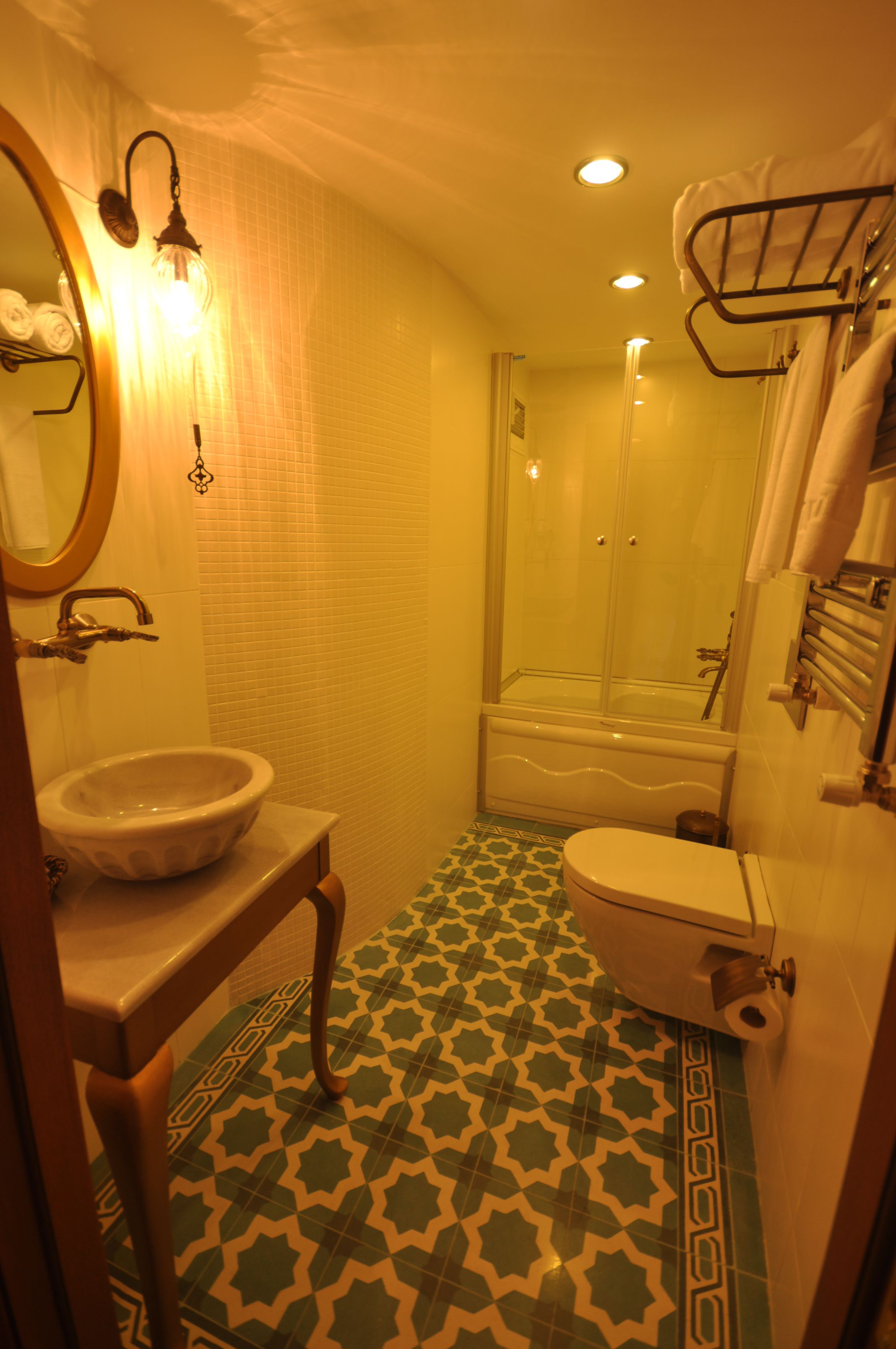 combined shower/bathtub, deep-soaking bathtub, free toiletries