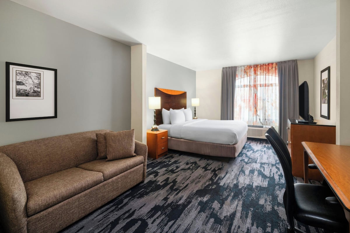 Habitación, 1 cama King size y sofá cama | Escritorio, tabla de planchar con plancha y cunas gratuitas