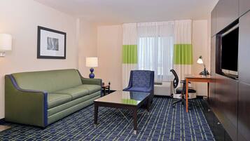 Suite, 1 chambre | Aire de séjour | Téléviseur ACL de 32 po avec télévision par satellite, téléviseur