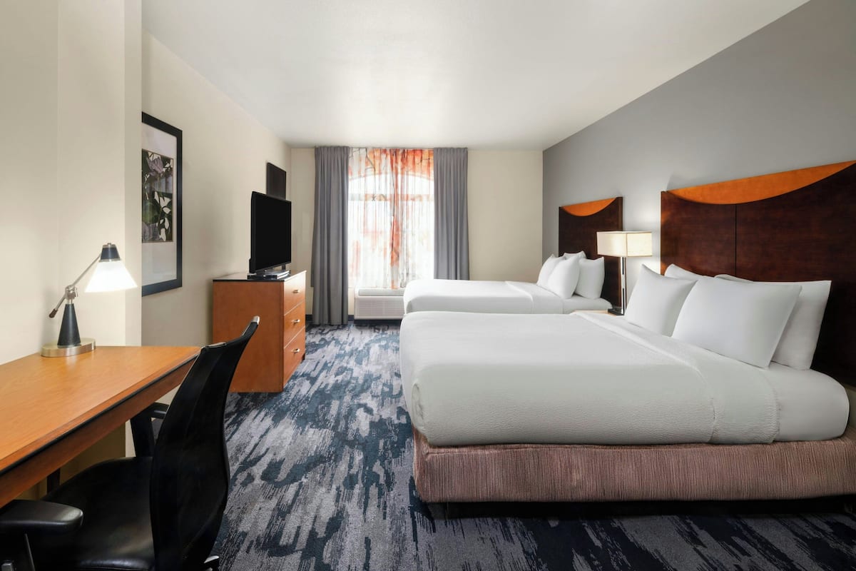 Habitación, 2 camas Queen size | Escritorio, tabla de planchar con plancha y cunas gratuitas