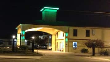 Facciata della struttura - sera/notte