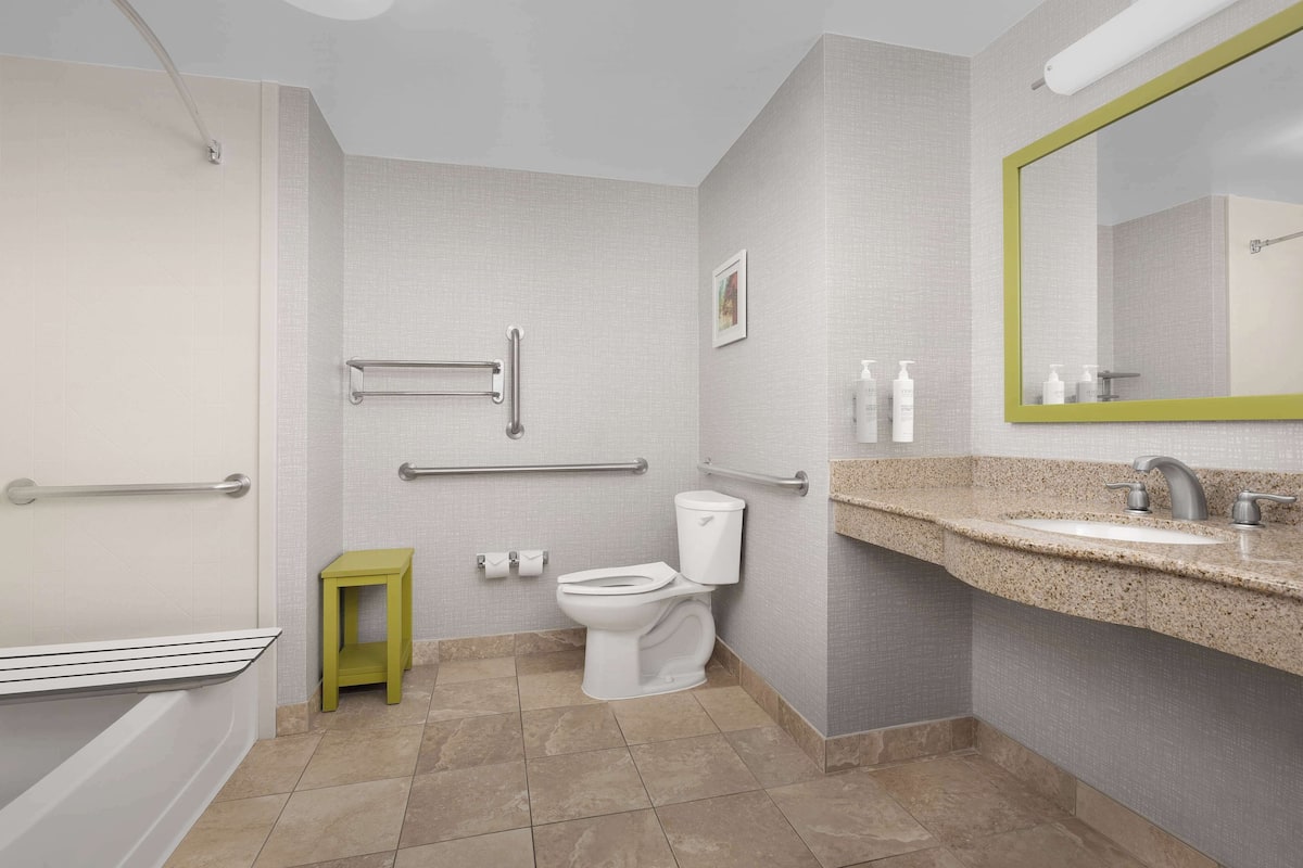 Ein modernes Badezimmer mit Dusche, Toilette und Waschbecken.