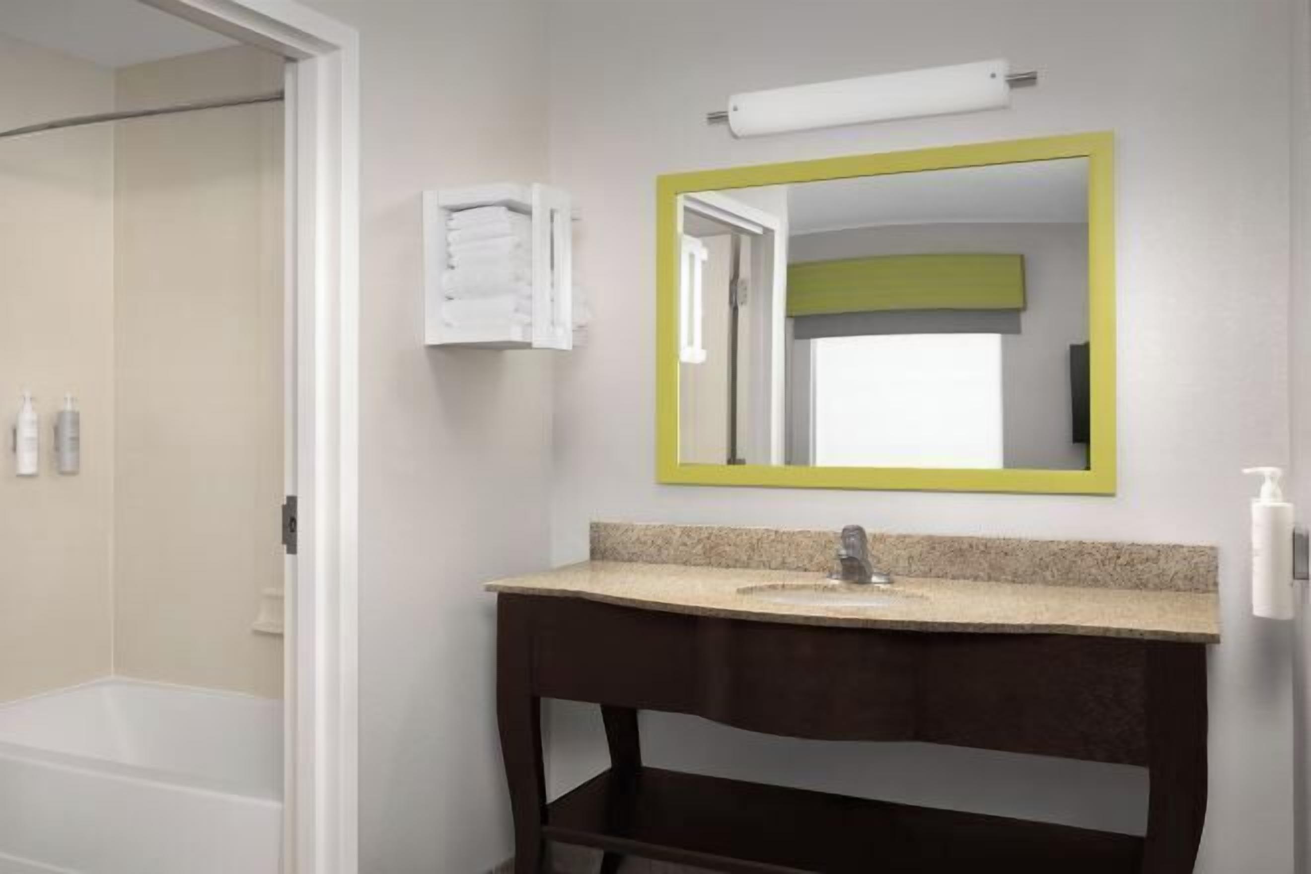 Sèche-cheveux, serviettes fournies, savon, shampoing