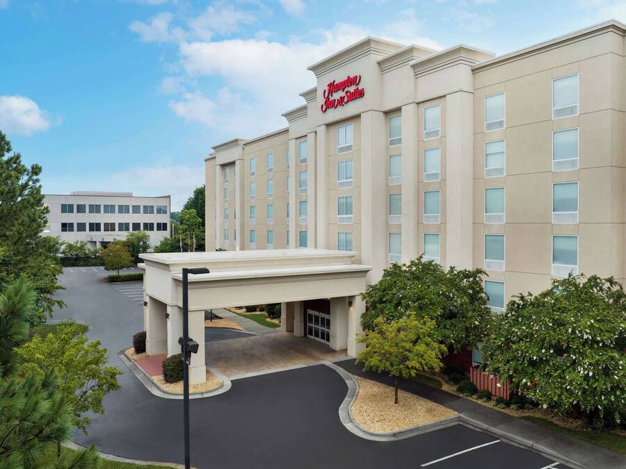 Un hôtel Hampton Inn doté d’une façade moderne, de plusieurs étages et d’une entrée abritée.