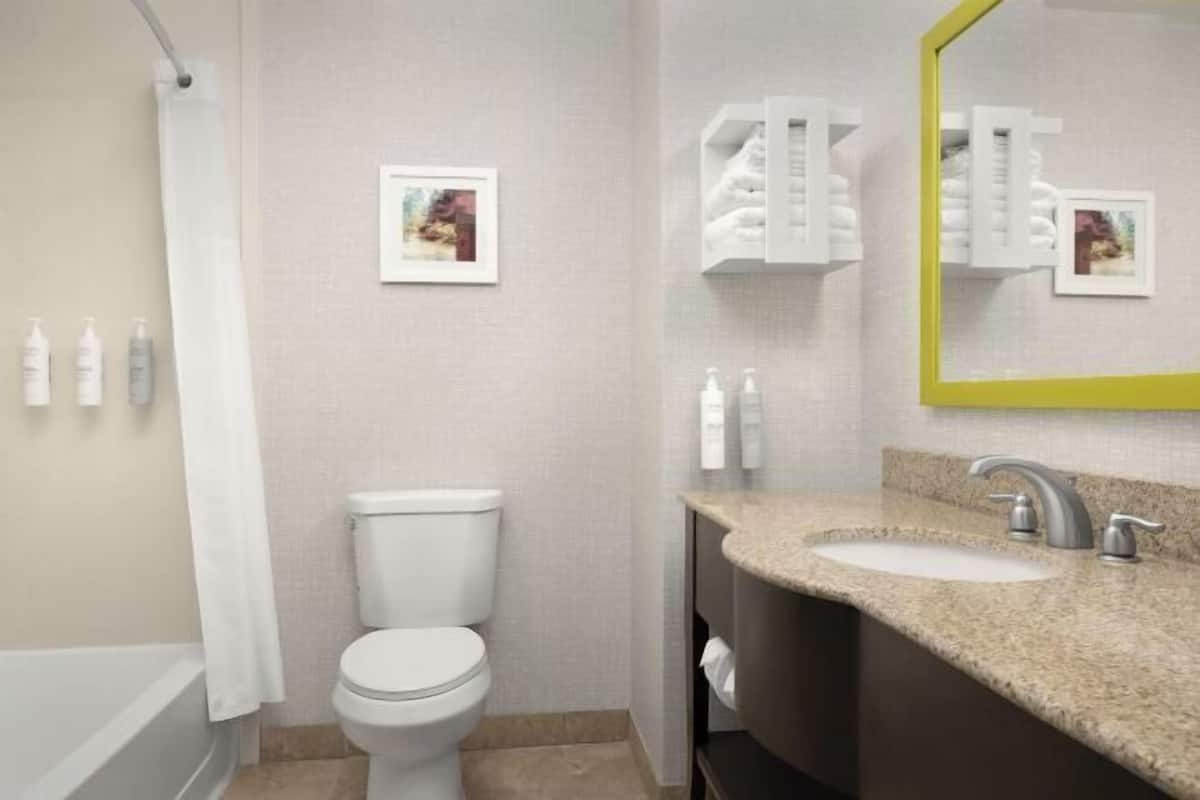 Haartrockner, Handtücher, Seife, Shampoo