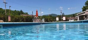 Una piscina al aire libre de temporada