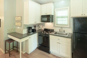 Casa de campo, 2 habitaciones (with Loft, Linens not included) | Cocina privada | Refrigerador, microondas, parrilla de estufa y cafetera y tetera 