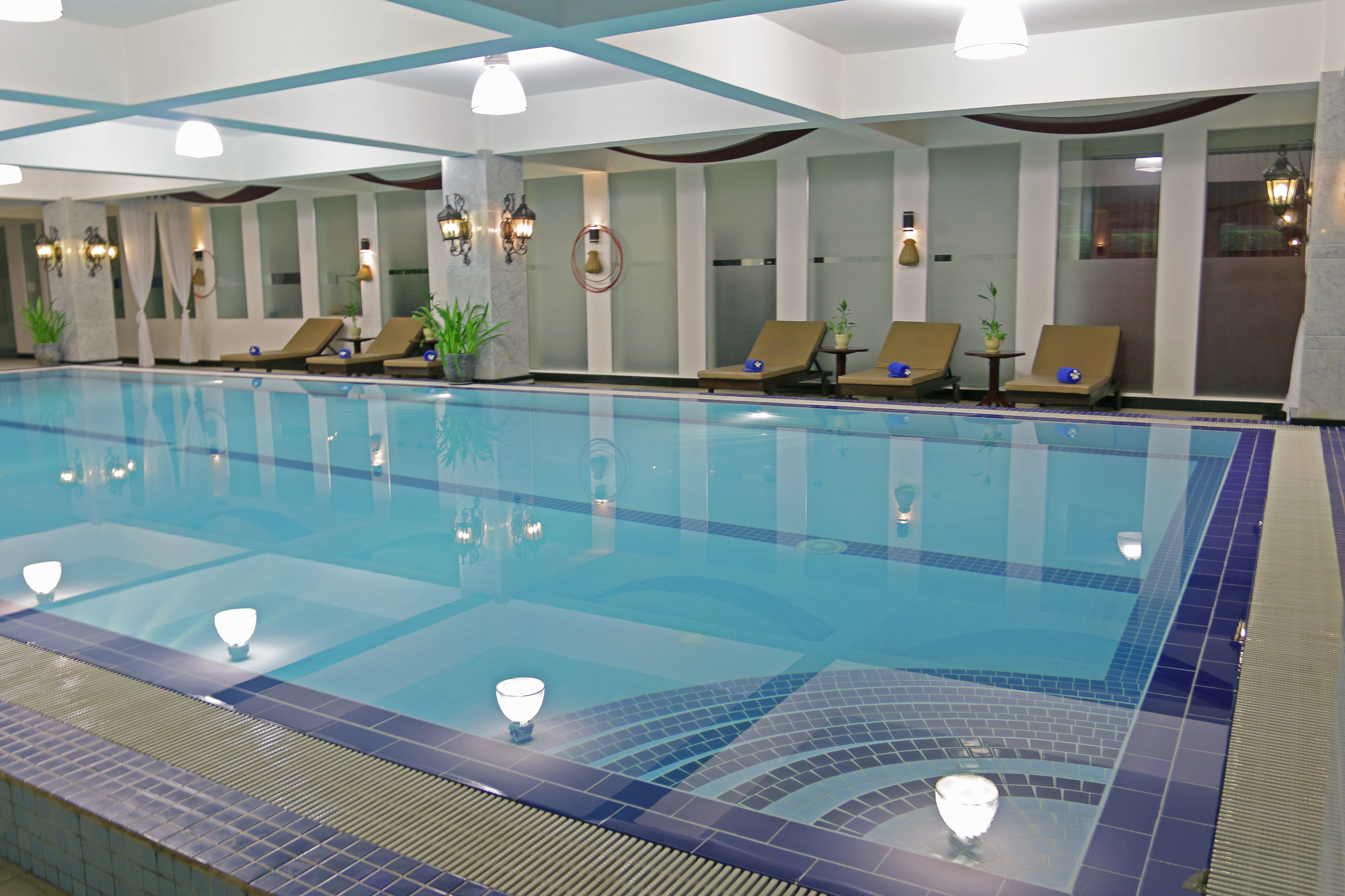 Piscine intérieure, piscine extérieure