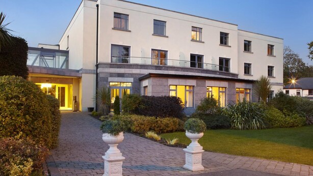 A modern hotel with a central courtyard, a covered entrance, and a well-maintained garden. - Shamrock Lodge Hotel (Athlone)
