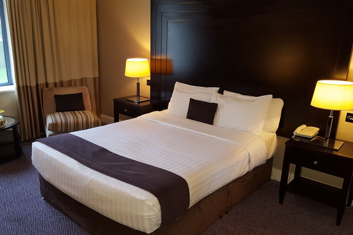 In-room safe, desk, iron/ironing board, WiFi (free)