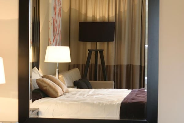 2 Schlafzimmer, Zimmersafe, Schreibtisch, Bügeleisen/Bügelbrett