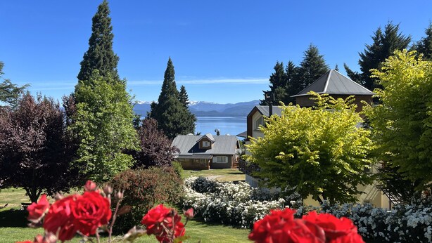 Un área residencial con casas, un lago y montañas al fondo.