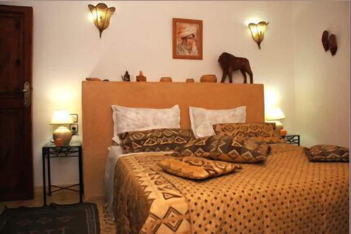Chambre Double (Tataoui) | Bureau, lits bébé (gratuits), Wi-Fi gratuit
