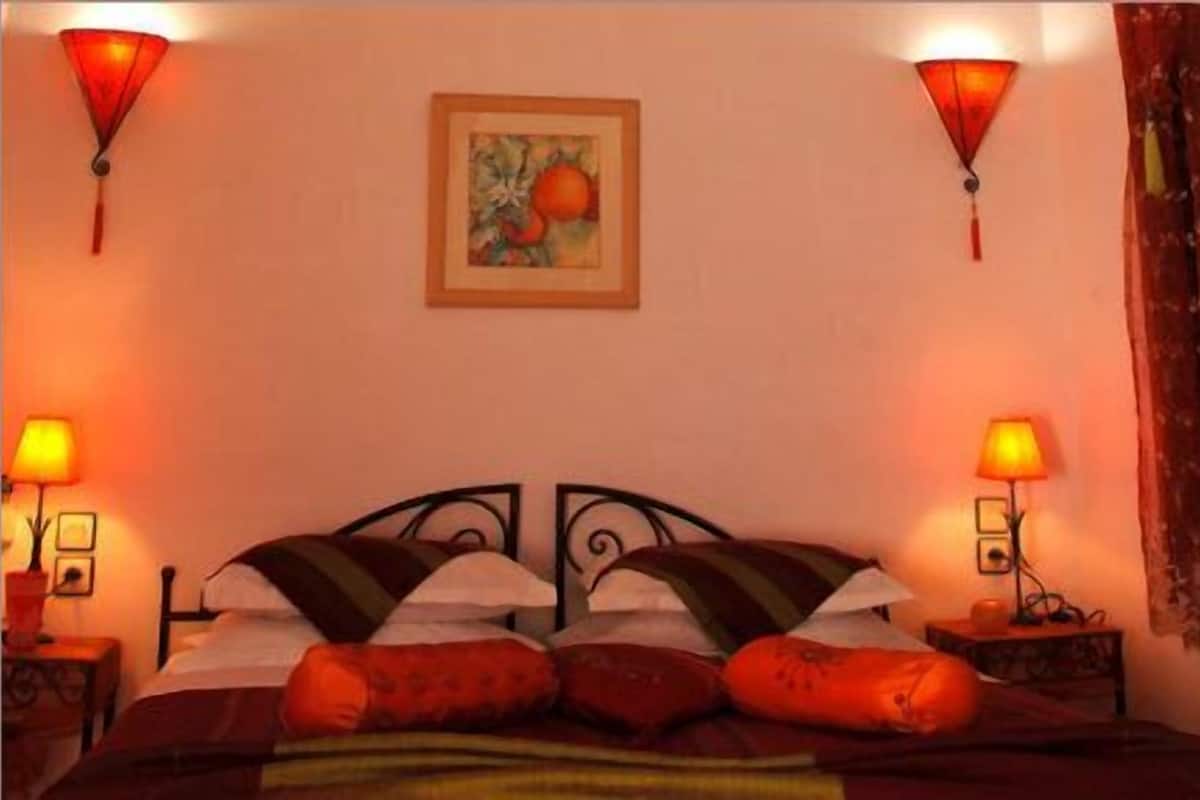 Chambre Double (Fleur d'Oranger) | Bureau, lits bébé (gratuits), Wi-Fi gratuit
